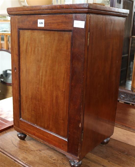 Small mahogany cupboard(-)